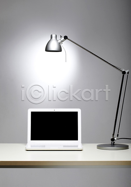 스마트 편리함 사람없음 JPG 포토 노트북 빛 스크린 스탠드 스튜디오촬영 실내 실내등 전등 전자제품 정보기술 조명 책상 컴퓨터 탁자 통신기기