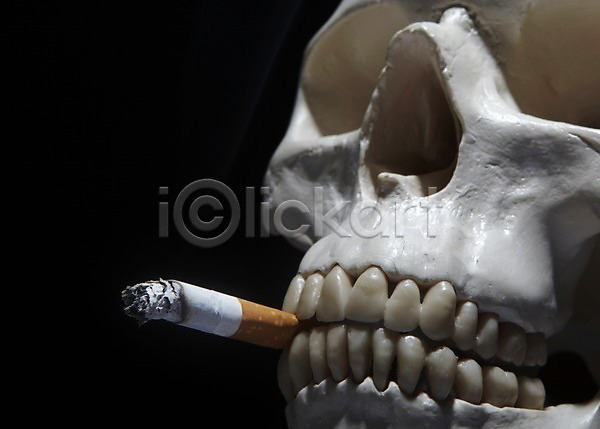 사람없음 JPG 포토 건강 건강관리 경고 금연 담배 담배꽁초 담뱃재 모형 물기(모션) 스튜디오촬영 실내 알림 인체모형 캠페인 해골 해골모형 흡연