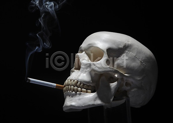 사람없음 JPG 포토 건강 건강관리 경고 금연 담배 담배꽁초 담배연기 담뱃재 모형 물기(모션) 스튜디오촬영 실내 알림 연기 인체모형 캠페인 해골 해골모형 흡연