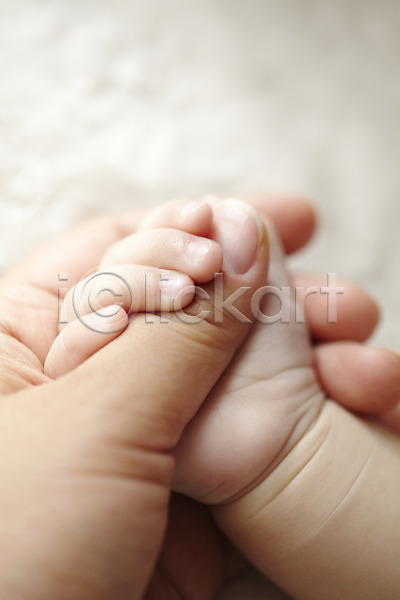 두명 사람 신체부위 아기 여자 JPG 근접촬영 아웃포커스 포토 딸 손 손가락 손잡기 신체 엄마 자녀 자식