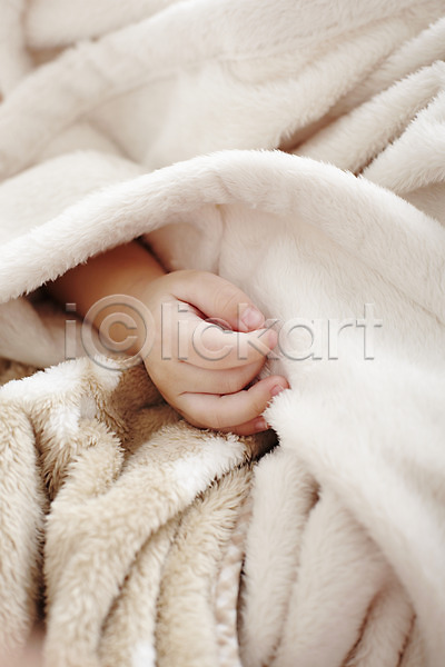 남자 사람 신체부위 아기 아기만 한명 JPG 포토 담요 손 스튜디오촬영 신체 실내 이불
