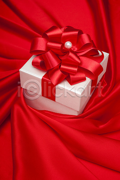 사람없음 JPG 포토 리본 빨간색 상자 선물 선물상자 선물포장 스튜디오촬영 실내 실크 오브젝트 이벤트 장식 천(직물) 컬러 포장