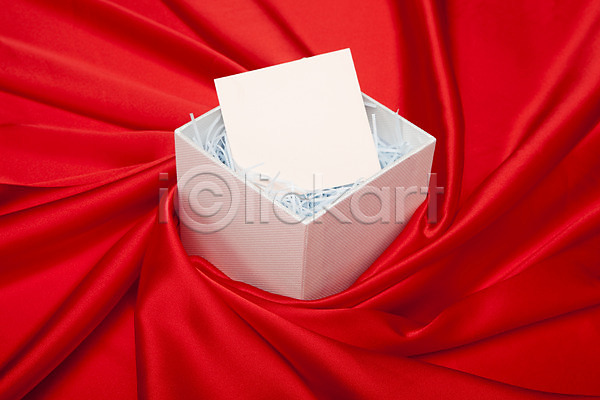 사람없음 JPG 포토 기념일 빨간색 상자 선물 선물상자 선물포장 스튜디오촬영 실내 오브젝트 오픈 이벤트 장식 종이 카드(감사) 컬러 포장