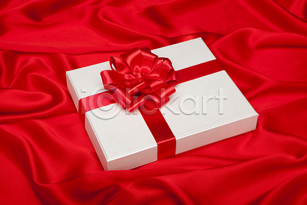사람없음 JPG 포토 기념일 리본 빨간색 상자 선물 선물상자 선물포장 스튜디오촬영 실내 실크 오브젝트 이벤트 장식 천(직물) 컬러 포장