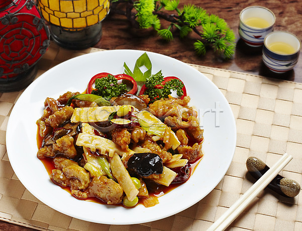사람없음 JPG 포토 그릇 닭고기 라조기 버섯 식당 식사 식탁 실내 요리 육류 음식 장식 젓가락 죽순 중국문화 중식 채소 치킨 탁자 파슬리 표고버섯 피망