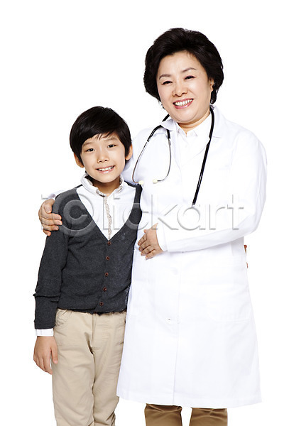 보호 복지 60대 남자 노년 동양인 두명 사람 성인 소년 어린이 여자 한국인 JPG 앞모습 포토 가운 누끼 라이프스타일 미소(표정) 병원 서기 소아과 여의사 웃음 의료진 의사 의사가운 직업 청진기 치료 할머니 환자