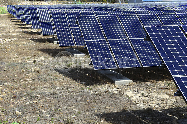 미래 사람없음 JPG 포토 과학기술 그린에너지 그림자 돌(바위) 발전기 발전소 선 식물 야외 에너지 여러개 조약돌 주간 줄 집열판 태양 태양에너지 풀(식물) 해 환경