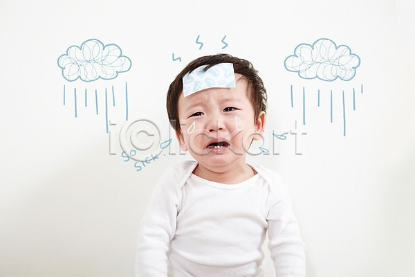 고통 남자 남자만 남자아기만 남자아기한명만 남자한명만 동양인 사람 아기 아기만 한국인 한명 PSD 편집이미지 포토일러 합성일러스트 구름(자연) 먹구름 상반신 앉기 울음 응시 질병 파스 해열 해열제