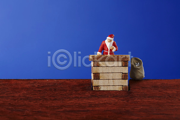 사람없음 JPG 포토 겨울 계절 굴뚝 기념일 모형 미니어처 보따리 산타인형 산타클로스 스튜디오촬영 실내 이벤트 인형 지붕 크리스마스 피규어