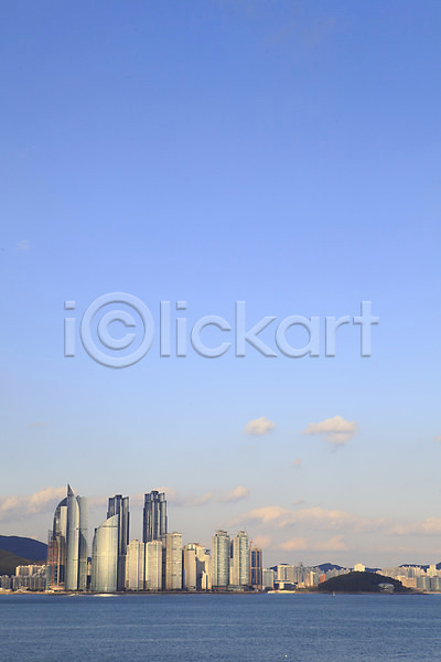 사람없음 JPG 포토 건물 건축물 고층빌딩 구름(자연) 도시 도시풍경 바다 부산 빌딩 산 아시아 야외 주간 풍경(경치) 하늘 한국 해변 해안도시 현대건축