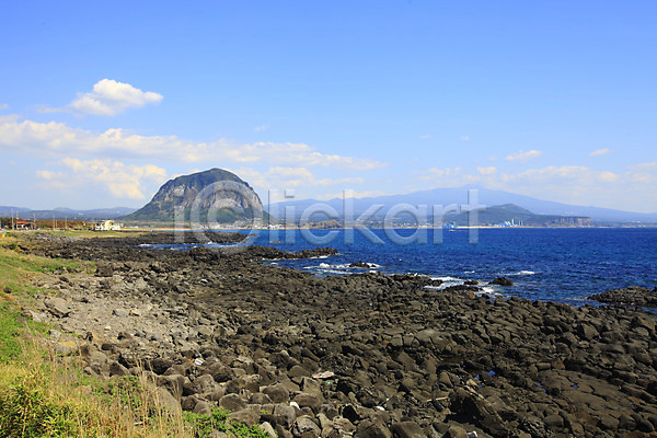 사람없음 JPG 포토 구름(자연) 돌(바위) 맑음 바다 바위(돌) 산 산방산 섬 야외 자연 제주도 주간 풍경(경치) 하늘 한국 해변