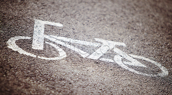 사람없음 JPG 근접촬영 포토 길 도로 땅 명령 바닥 보호구역 안내 야외 자전거 자전거도로 자전거전용도로 주간 지시 컬러 표시 흰색