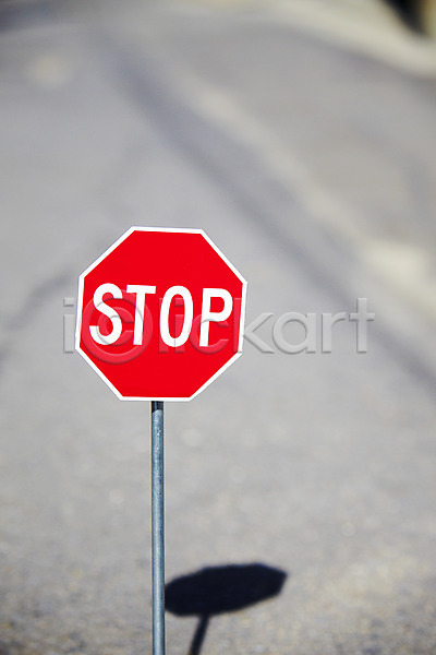 사람없음 JPG 아웃포커스 포토 교통표지 금지 기호 길 도로 명령 빨간색 안내 알림판 야외 정지 주간 주위 지시 컬러 표지판 하늘