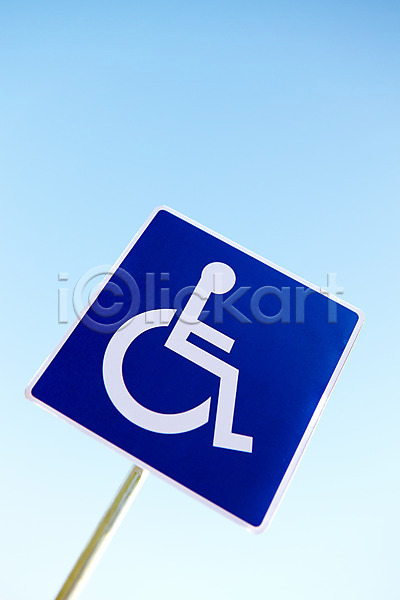보호 사람없음 JPG 아웃포커스 포토 교통표지 기호 명령 안내 알림판 야외 장애인 주간 주위 지시 컬러 파란색 표지판 하늘
