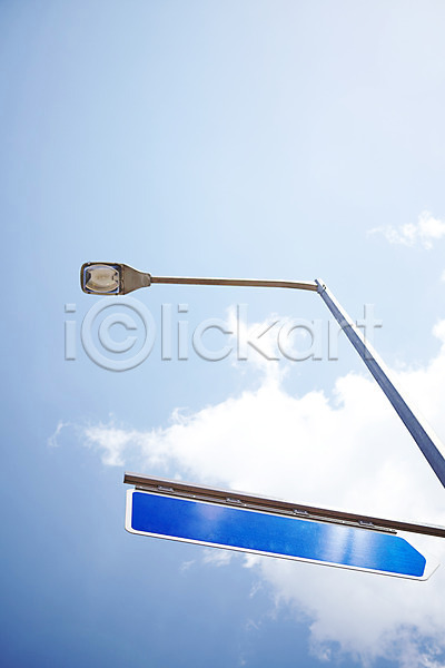 사람없음 JPG 로우앵글 포토 가로등 가로수 구름(자연) 명령 안내 알림판 야외 조명 주간 지시 클래식블루 트렌드컬러 파란색 표지판 하늘