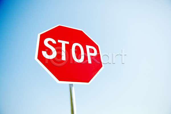 사람없음 JPG 로우앵글 포토 교통표지 금지 기호 명령 빨간색 안내 알림판 야외 정지 주간 주위 지시 컬러 표지판 하늘