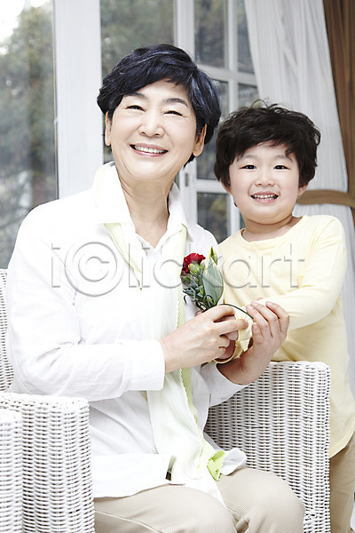 행복 화목 60대 남자 노년 동양인 두명 사람 성인 소년 어린이 여자 한국인 JPG 앞모습 포토 가족 기념일 꽃 라이프스타일 미소(표정) 서기 손자 식물 실내 앉기 어버이날 웃음 의자 주간 주기 창문 카네이션 할머니 효도