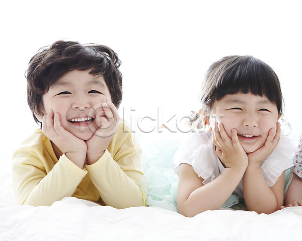 즐거움 남자 동양인 두명 사람 소녀(어린이) 소년 어린이 어린이만 여자 한국인 JPG 앞모습 포토 가족 남매 라이프스타일 미소(표정) 실내 어린이라이프 엎드리기 웃음 턱괴기