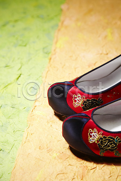사람없음 JPG 포토 고무신 꽃무늬 꽃신 명절 무늬 문양 백그라운드 스튜디오촬영 신발 실내 오브젝트 자수 잡화 전통 전통문화 전통소품 종이 한국문화 한국전통 한지