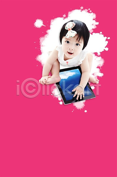 동양인 사람 아기 아기만 여자 여자만 여자아기만 여자아기한명만 여자한명만 한명 PSD 편집이미지 스크린 앉기 웃음 전신 전자제품 컴퓨터 태블릿 터치