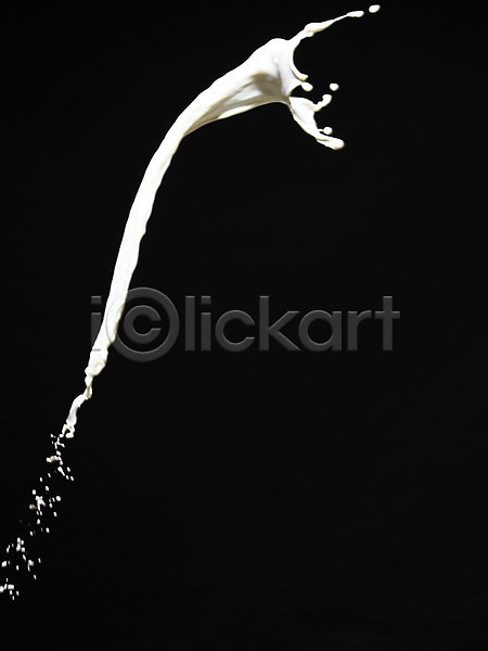 흐름 사람없음 JPG 순간포착 포토 검은배경 물줄기 백그라운드 번짐 선 스튜디오촬영 실내 액체 액체표현 우유 음료 컨셉 컬러 표현 흰색