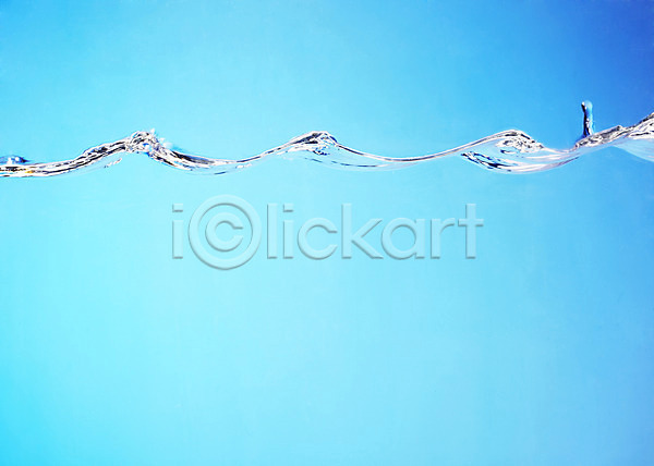 흐름 사람없음 JPG 순간포착 포토 모양 물 물결 물방울 백그라운드 스튜디오촬영 실내 액체 액체표현 컨셉 컬러 파도 파란배경 파란색 표현