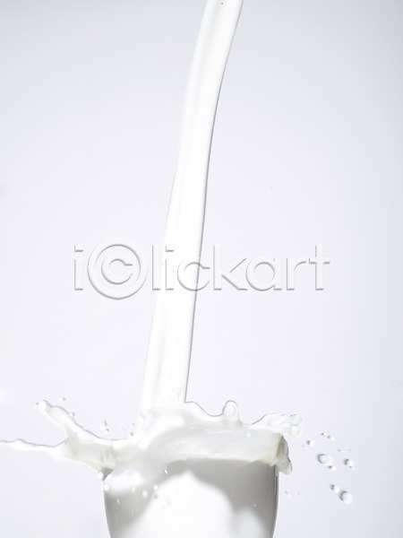 떨어짐 흐름 사람없음 JPG 순간포착 포토 담기 모양 물결 백그라운드 번짐 스튜디오촬영 실내 액체 액체표현 우유 음료 컨셉 컬러 표현 흰색