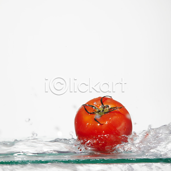 신선 사람없음 JPG 순간포착 포토 과일 모양 물 물결 물방울 백그라운드 번짐 빨간색 선반 스튜디오촬영 실내 액체 액체표현 열매 음식 컨셉 컬러 탁자 토마토 표현