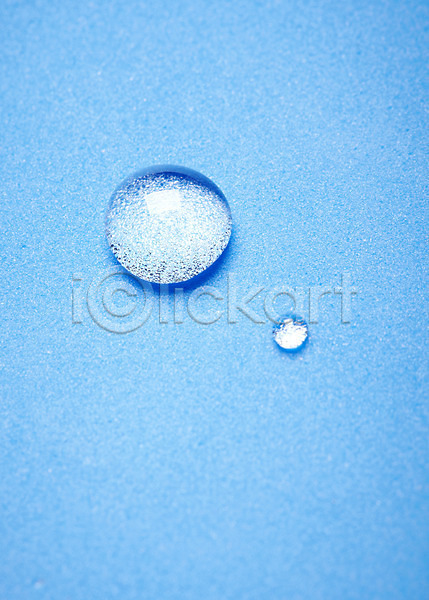 사람없음 JPG 순간포착 포토 모양 물 물방울 반사 백그라운드 스튜디오촬영 실내 액체 액체표현 컨셉 컬러 파란배경 파란색 표현
