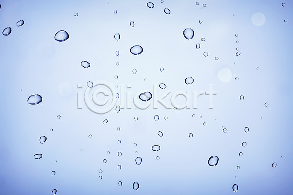 흐름 사람없음 JPG 순간포착 포토 모양 물 물방울 반사 백그라운드 스튜디오촬영 실내 액체 액체표현 창문 컨셉 컬러 파란배경 표현 하늘색