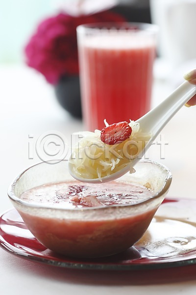 사람없음 JPG 근접촬영 아웃포커스 포토 과일 과일주스 그릇 디저트 딸기 생과일 숟가락 식기 요리 음료 음식 접시