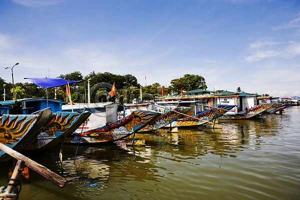 사람없음 JPG 포토 가로등 강 건축 교통 교통수단 나무 동남아시아 배(교통) 베트남 선상가옥 수상교통 식물 아시아 야외 유람선 자연 주간 주택 풍경(경치) 해외 해외풍경 후에