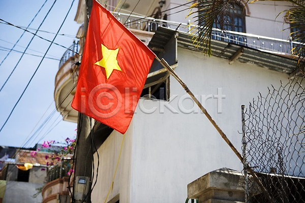 사람없음 JPG 포토 건물 건축물 고건축 국기 기호 깃발 동남아시아 베트남 아시아 야외 전봇대(시설물) 전선 주간 주택 풍경(경치) 해외 해외풍경 후에