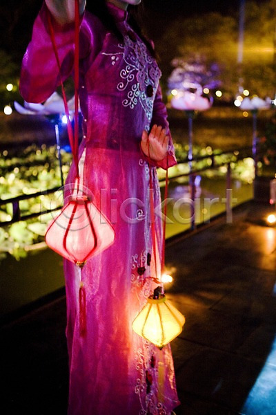사람 여자 여자만 JPG 아웃포커스 포토 동남아시아 들기 등불 백그라운드 베트남 빛 서기 아시아 야간 야경 야외 연못 옷 장식 전통의상 조명 풍경(경치) 해외 해외풍경 후에