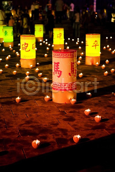 여러명 JPG 아웃포커스 포토 동남아시아 등불 백그라운드 베트남 빛 서기 아시아 야간 야경 야외 이벤트 전신 조명 촛불 축제 풍경(경치) 해외 해외풍경 후에
