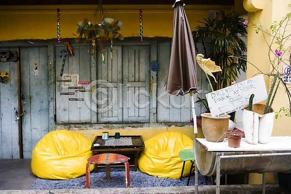 사람없음 JPG 포토 건물 건축물 고건축 라이프스타일 문 생활용품 소파 싱가폴 아시아 야외 의자 인테리어 주간 주택 탁자 파라솔 풍경(경치) 해외 해외풍경 화분