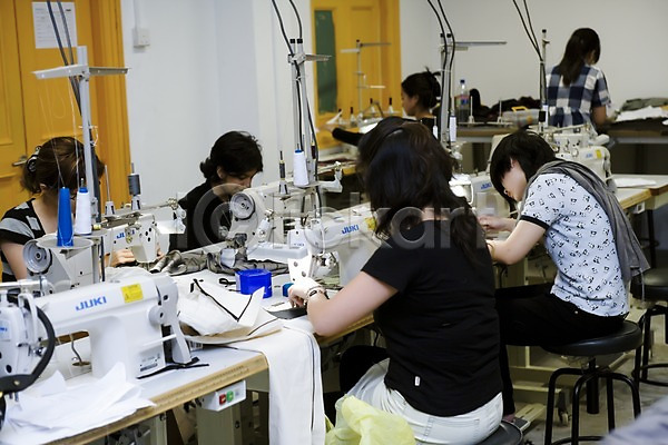 성인 성인만 성인여자만 여러명 여자 여자만 외국인 JPG 포토 교육 기계 디자이너 디자인 바느질 산업 실내 실습 싱가폴 아시아 앉기 의자 작업자 작업장 재봉틀 탁자 패션 학교 학생 해외