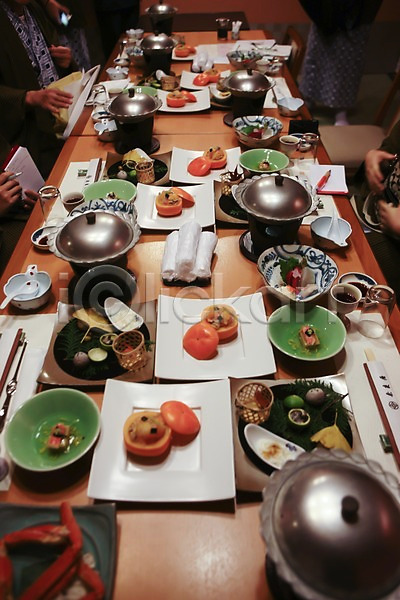 준비 신체부위 여러명 JPG 근접촬영 아웃포커스 포토 감 과일 그릇 냄비 물수건 백그라운드 상반신 세트 수저 숟가락 식기 식탁 앞접시 요리 음식 일본음식 접시 젓가락 정식 탁자