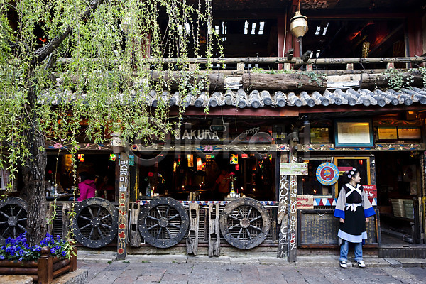 사람 여러명 여자 여자만 중국인 JPG 포토 거리 거리풍경 고건축 리장 상점 식당 아시아 야외 올드타운 운남성 주간 주점 중국 풍경(경치) 해외 해외풍경