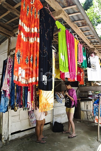 두명 사람 성인 성인만 성인여자만 여자 여자만 JPG 포토 상인 상점 시장 아시아 야외 오브젝트 옷 재래시장 전시 주간 직물 천(직물) 판매 풍경(경치) 필리핀 해외 해외풍경
