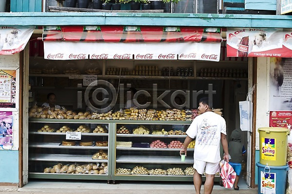 사람 여러명 JPG 포토 빵 빵집 상인 상점 상품 아시아 야외 전시 제과 제빵 종류 주간 쿠키 판매 필리핀 해외 해외풍경