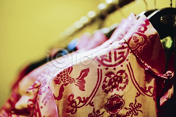 사람없음 JPG 아웃포커스 포토 백그라운드 상점 실내 옷 옷걸이 전통무늬 전통의상 직물 천(직물) 해외 홍콩