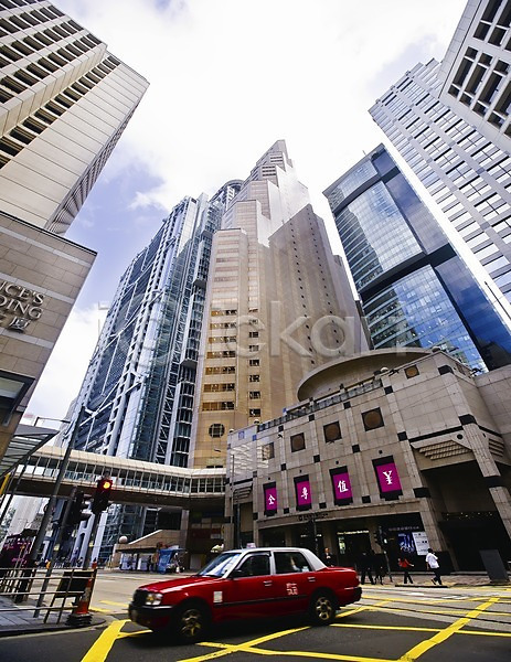 사람 JPG 로우앵글 포토 건물 건축물 관광지 구름(자연) 도시 도시풍경 맑음 보행자 빌딩 섬 쇼핑몰 야외 은행(금융) 자동차 주간 차(자동차) 택시 풍경(경치) 하늘 해외 해외풍경 홍콩 홍콩센트럴