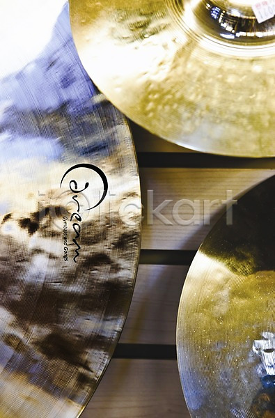 사람없음 JPG 아웃포커스 포토 하이앵글 금색 금속 드럼 반짝임 백그라운드 상점 상품 실내 심벌즈 악기 전시 종류 타악기 판매 한국