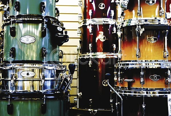 사람없음 JPG 포토 드럼 반짝임 백그라운드 상점 상품 실내 쌓기 악기 여러개 전시 종류 타악기 판매 한국