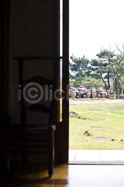 사람없음 JPG 포토 나무 문 소나무 야외 의자 잔디 정원 제주도 주간 주택 풍경(경치) 한국 항아리