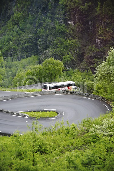 사람없음 JPG 포토 교통 교통수단 길 나무 노르웨이 도로 버스 북유럽 산 산길 식물 야외 유럽 유럽풍경 자동차 자연 주간 차(자동차) 풍경(경치) 해외풍경