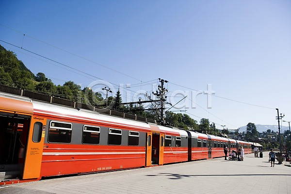 남자 사람 성인 성인만 여러명 여자 외국인 JPG 포토 교통 교통수단 기차 나무 노르웨이 북유럽 산악철도 식물 야외 유럽 유럽풍경 자연 주간 철도의날 풍경(경치) 해외풍경