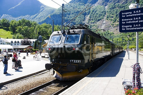 남자 사람 성인 성인만 여러명 여자 외국인 JPG 포토 기차 나무 노르웨이 북유럽 산악철도 식물 알림판 야외 유럽 유럽풍경 자연 주간 철도의날 표지판 풍경(경치) 해외풍경