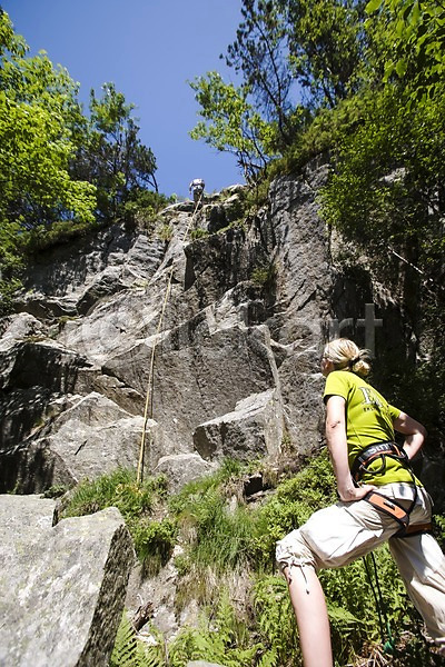 남자 두명 사람 성인 성인만 여자 외국인 JPG 포토 나무 노르웨이 돌(바위) 등산 바위(돌) 북유럽 산 스포츠 식물 암벽 암벽등반 야외 유럽 유럽풍경 자연 주간 클라이밍 풍경(경치) 플뢰옌 해외풍경